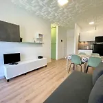 Appartamento Modern Flat With Pool View Balcony