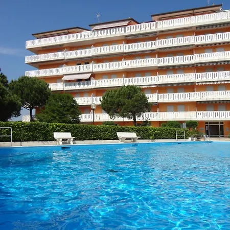 Apartamento Modern Flat With Pool View Balcony Porto Santa Margherita di Caorle