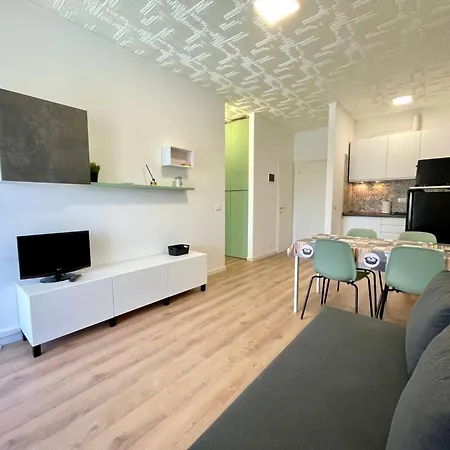 Appartement Modern Flat With Pool View Balcony