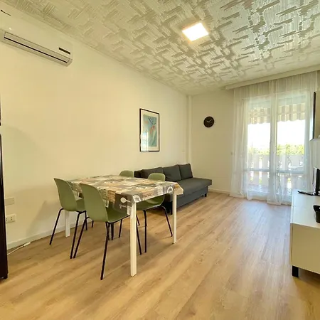 Homely Apartment With Poolview Terrace *